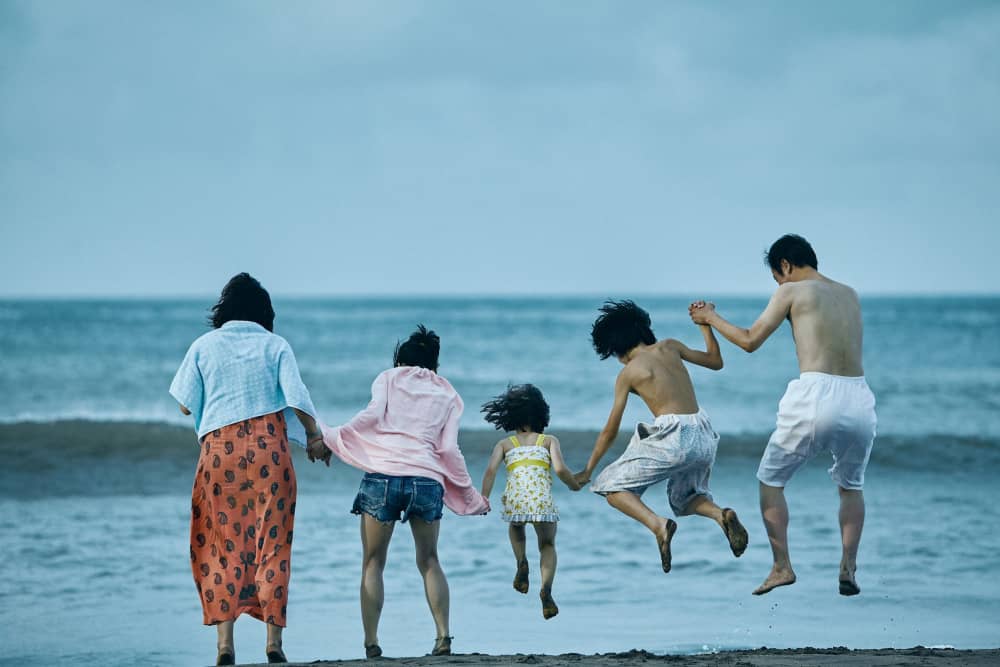 Shoplifters (2018): The Dichotomy Of A Perfect Family - Movierdo